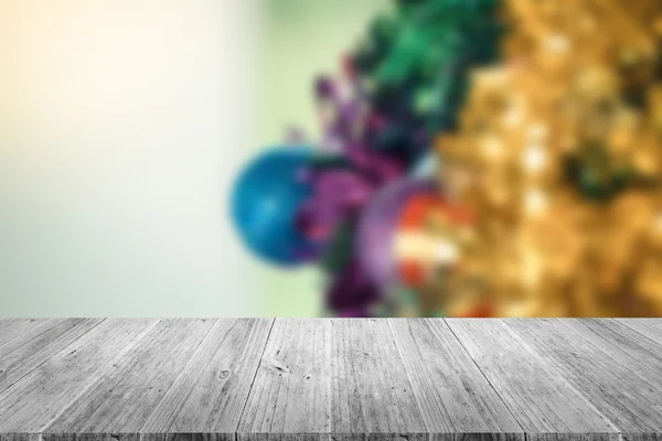 Terraza de madera y borrosa de la decoración del árbol de Navidad, proceso — Foto de Stock
