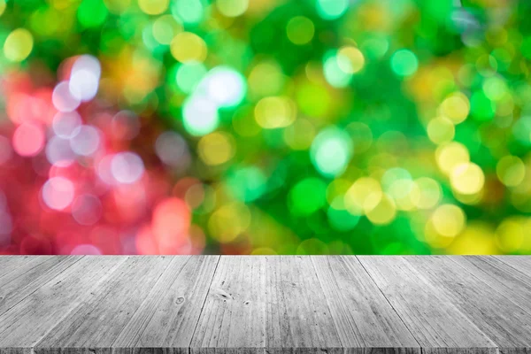 Dřevěné terasy a abstraktní bokeh pozadí vánoční stromeček — Stock fotografie