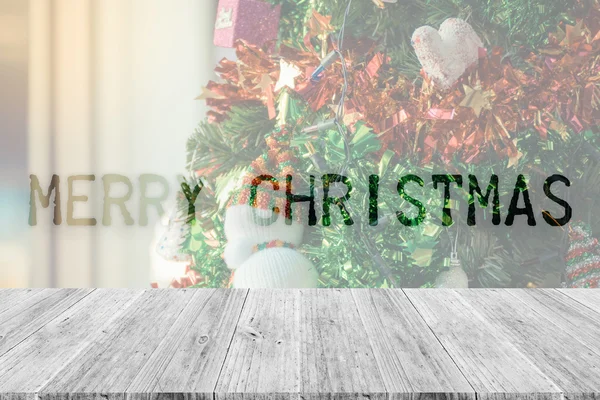 나무 테라스와 크리스마스 트리 장식 — 스톡 사진