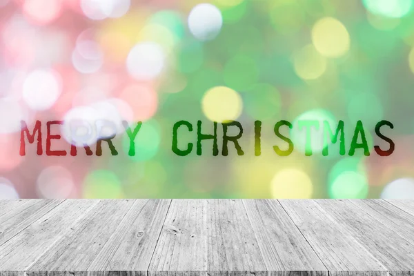 木製テラスとクリスマス ツリーの抽象的なボケ背景 — ストック写真