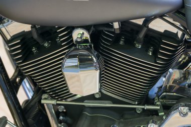Motosiklet motoru araba gösterisi halinde zoom