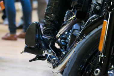 Motosiklet motoru araba gösterisi halinde zoom