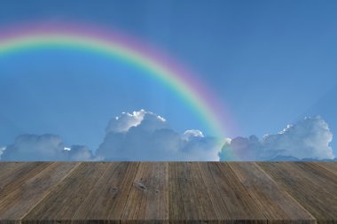 ahşap Teras ve rainbow ile mavi gökyüzü