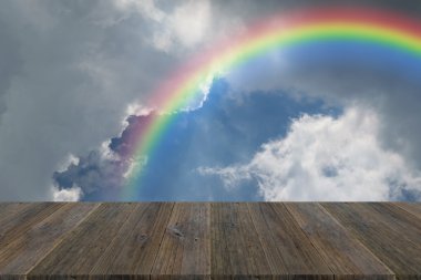 ahşap Teras ve rainbow ile mavi gökyüzü