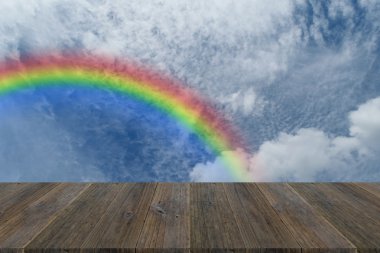 ahşap Teras ve rainbow ile mavi gökyüzü