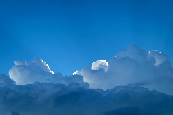 Paisaje nublado cielo azul —  Fotos de Stock