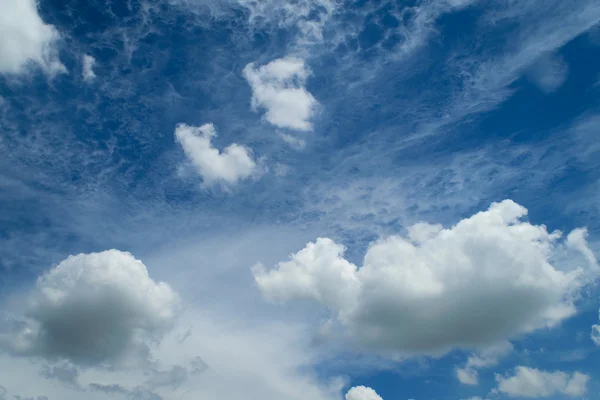 Cielo blu paesaggio nuvoloso — Foto Stock