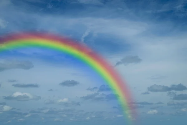 Céu azul com arco-íris — Fotografia de Stock