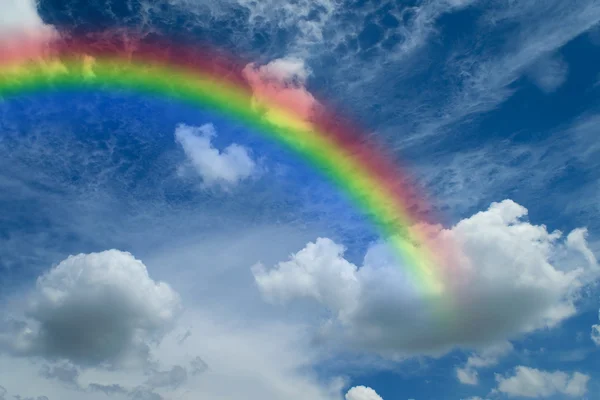 Cielo blu con arcobaleno — Foto Stock