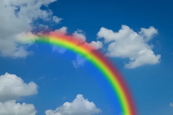 Céu azul com arco-íris — Fotografia de Stock