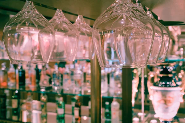 Vaso de whisky y botellas de whisky en el bar, estilo vintage —  Fotos de Stock