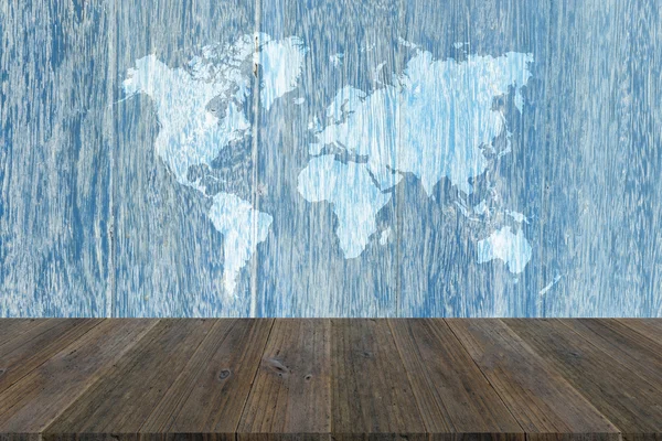 Superficie de textura de madera con terraza de madera y mapa mundial —  Fotos de Stock