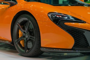 Spor otomobil far ve tekerlek araba gösterisi halinde zoom