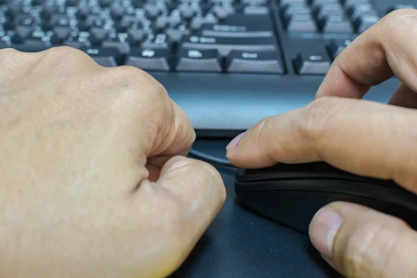 Ręka użycia myszki klawiatury — Zdjęcie stockowe