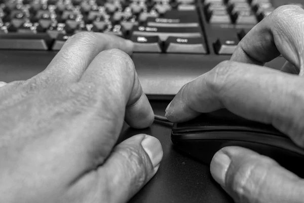 Mano uso teclado del ratón —  Fotos de Stock