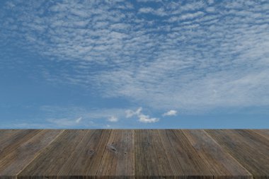 Mavi gökyüzü bulut ile ahşap Teras