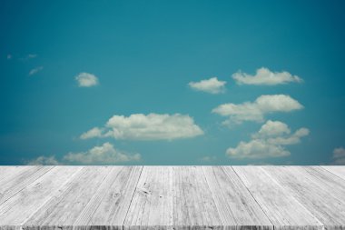 Mavi gökyüzü bulut ile ahşap Teras, vintage tarzı sürecinde