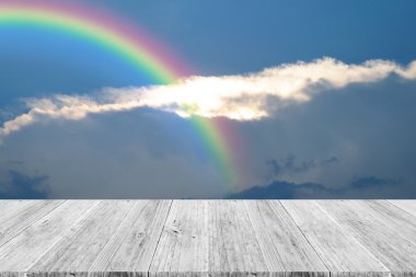 Ahşap Teras ve rainbow ile mavi gökyüzü bulut