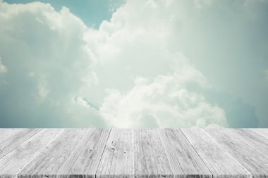 Mavi gökyüzü bulut ile ahşap Teras, vintage tarzı sürecinde