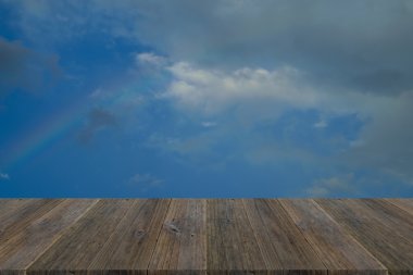 Mavi gökyüzü bulut ile ahşap Teras