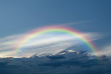 Gökkuşağı ile mavi gökyüzü bulut