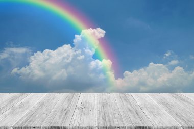Ahşap Teras ve rainbow ile mavi gökyüzü bulut