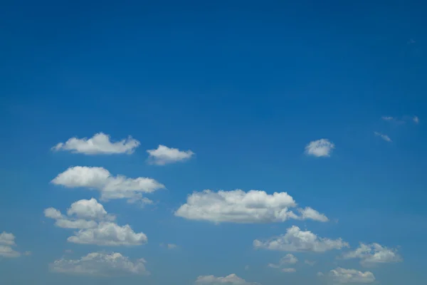 Mavi gökyüzü bulut — Stok fotoğraf