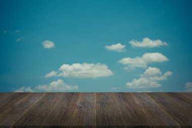 Mavi gökyüzü bulut ile ahşap Teras, vintage tarzı sürecinde