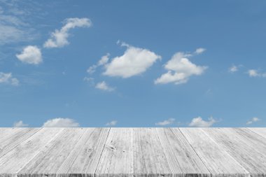 Mavi gökyüzü bulut ile ahşap Teras