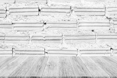 Doku yüzeyi ahşap teras ile kırmızı tuğla duvar