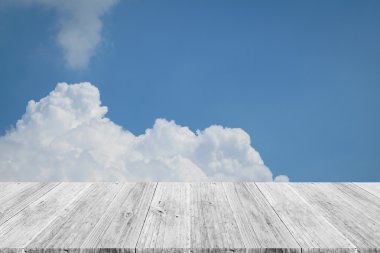 Mavi gökyüzü bulut ile ahşap Teras