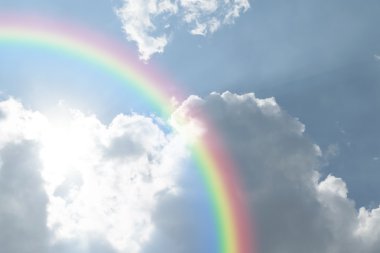 Gökkuşağı ile mavi gökyüzü bulut