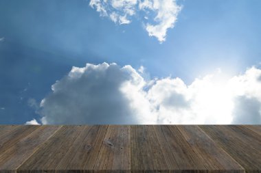 Mavi gökyüzü bulut ile ahşap Teras