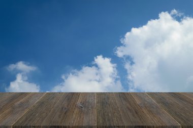 Mavi gökyüzü bulut ile ahşap Teras