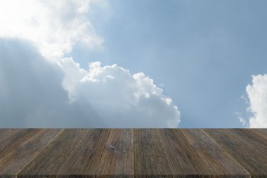 Mavi gökyüzü bulut ile ahşap Teras