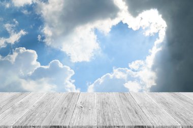 Mavi gökyüzü bulut ile ahşap Teras