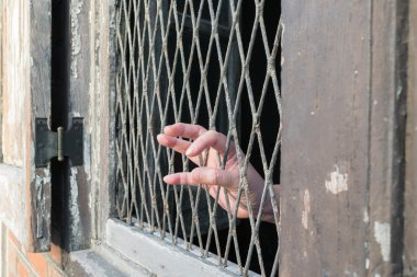 Kafes üzerinde eller kadın