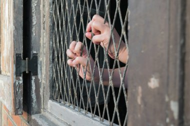 Kafes üzerinde eller kadın