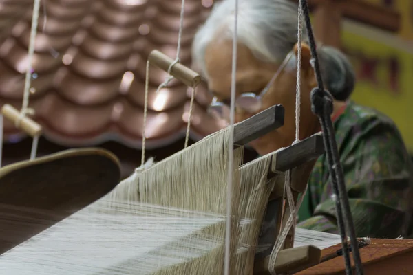Tejido de fabricación de seda tailandesa — Foto de Stock