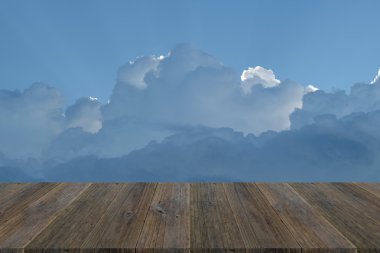 Mavi gökyüzü bulut ile ahşap Teras