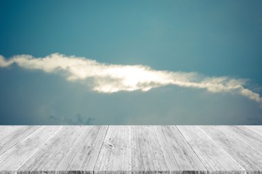 Mavi gökyüzü bulut ile ahşap Teras, vintage tarzı sürecinde