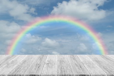 Ahşap Teras ve rainbow ile mavi gökyüzü bulut