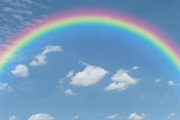 Nuvem céu azul com arco-íris — Fotografia de Stock