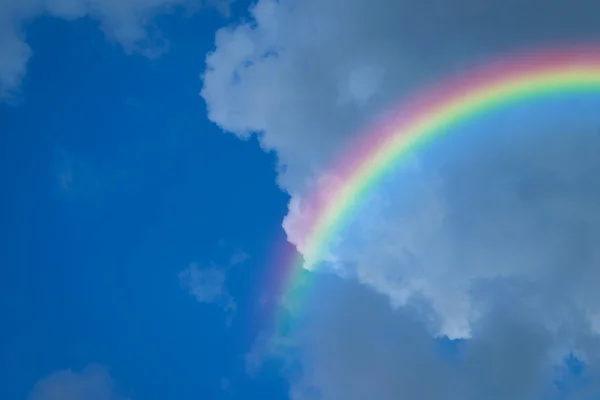Nuvola di cielo blu con arcobaleno — Foto Stock