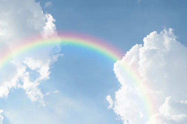 Nube de cielo azul con arco iris — Foto de Stock