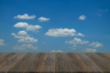 Mavi gökyüzü bulut ile ahşap Teras