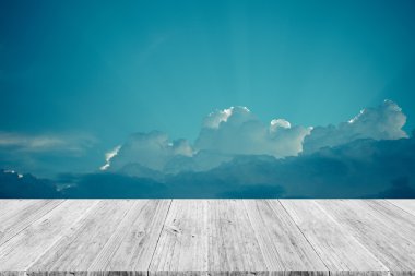 Mavi gökyüzü bulut ile ahşap Teras, vintage tarzı sürecinde