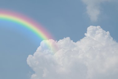 Gökkuşağı ile mavi gökyüzü bulut