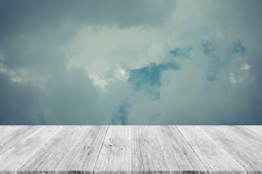 Mavi gökyüzü bulut ile ahşap Teras, vintage tarzı sürecinde