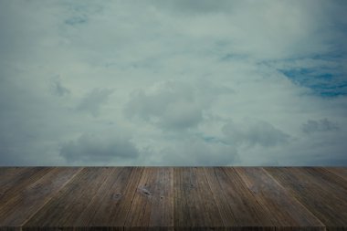 Mavi gökyüzü bulut ile ahşap Teras, vintage tarzı sürecinde